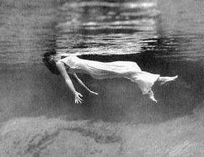 Femme sous l'eau